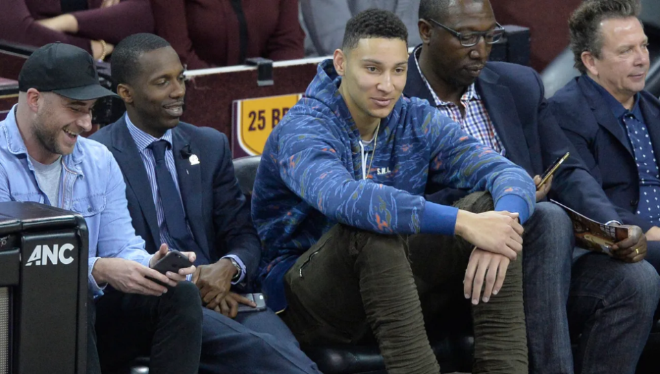 关于保罗高效出战雷霆战胜，西蒙斯状态黯淡的信息