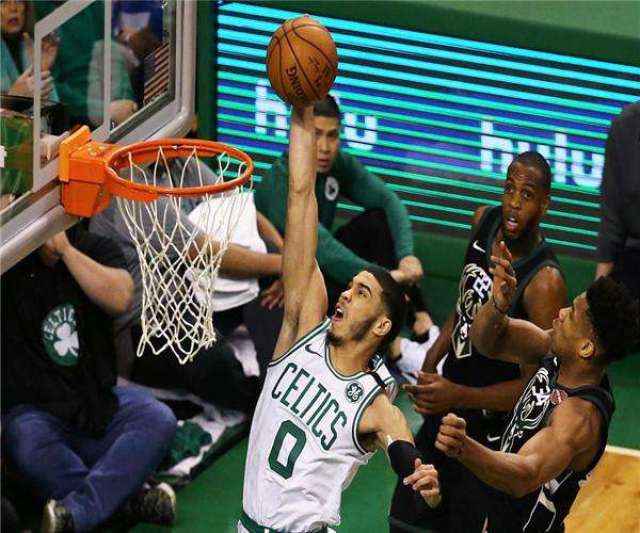 雄鹿逆转黄蜂,米德尔顿连发火力全开的简单介绍 雄鹿逆转黄蜂,米德尔顿连发火力全开的简单介绍