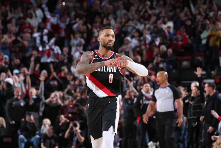 包含开拓者连胜收官，利拉德关键时刻发威的词条