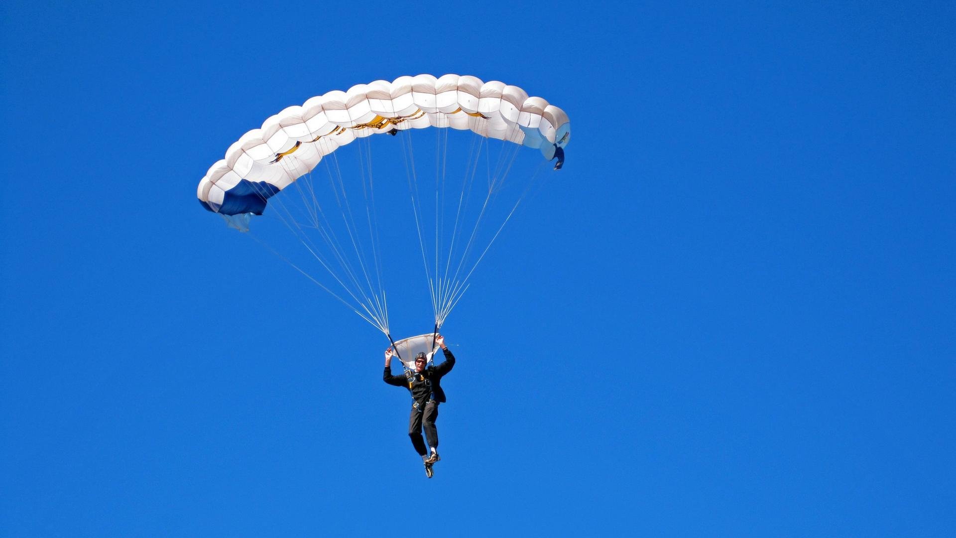 赛道与球场，当布伦森接管F1街道赛，吉林队单节拉开魔术