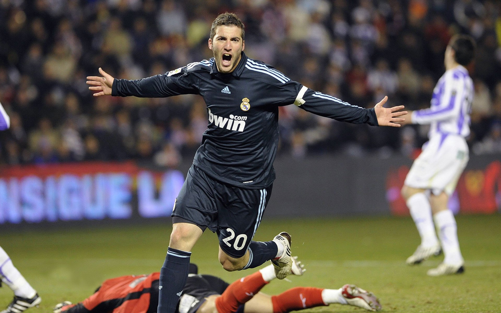 若日尼奥关键制胜，乌拉圭提前终结悬念，希腊神话黯然落幕